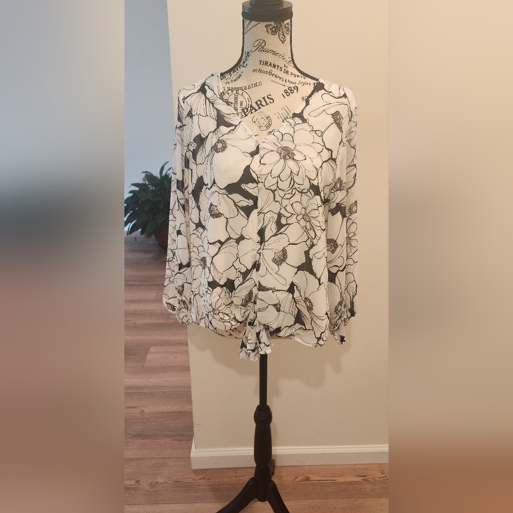 Vince Camuto Size small v-neck top